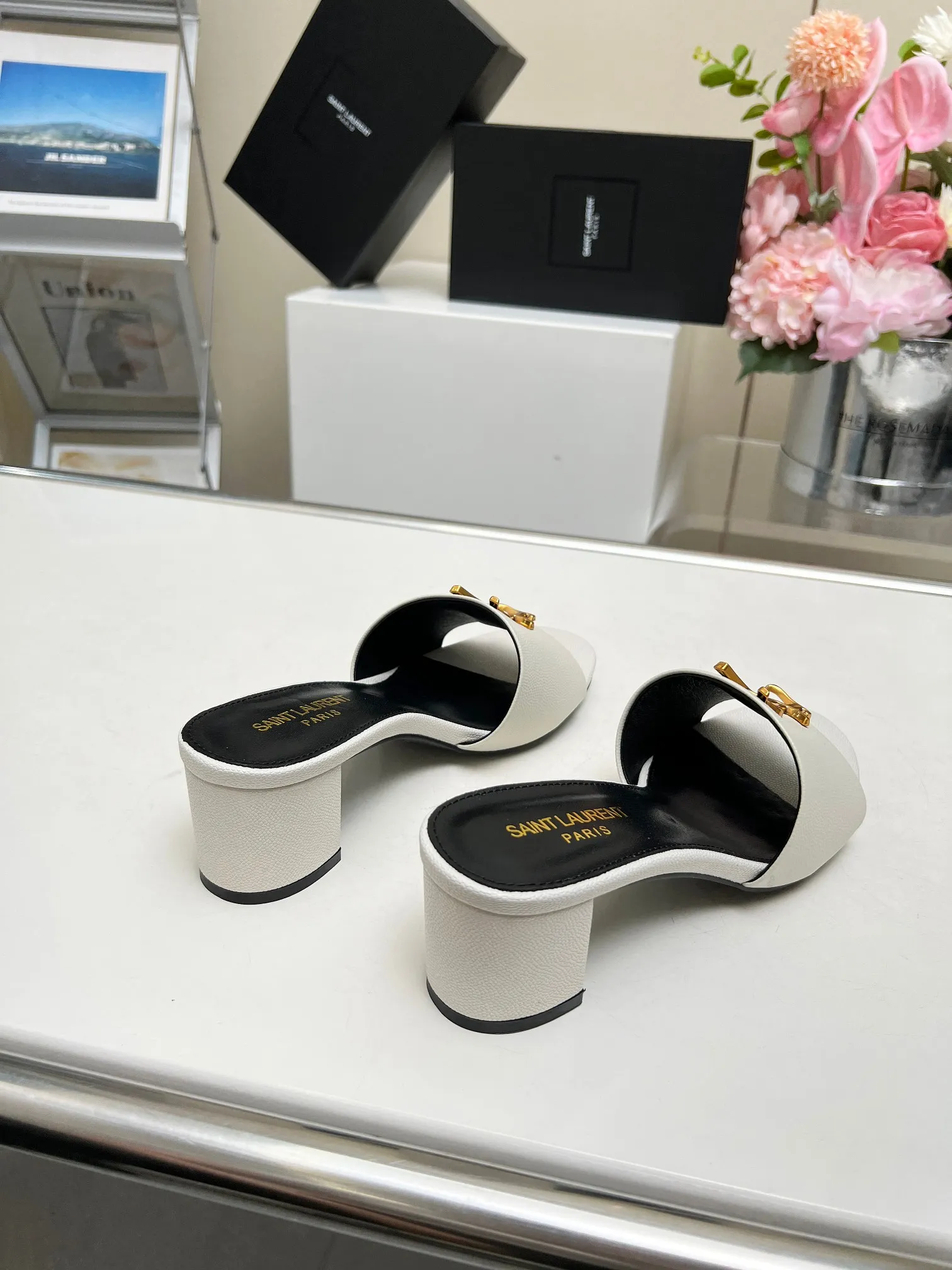 👟👟Ex-factory price 340👟👟 Genuine leather sole +30 Heel height: 5cm Fabric: Cow leather Pads: Sheep leather Size: 35-43 (42, 43 custom-made, non-returnable) [Saint Laurent] Saint Laurent 2024 counter synchronized new model, YSL-logo letter buckle decoration, high-quality and glamorous masterpiece, both temperament and fashion Classic and attractive design style, especially beautiful on the feet